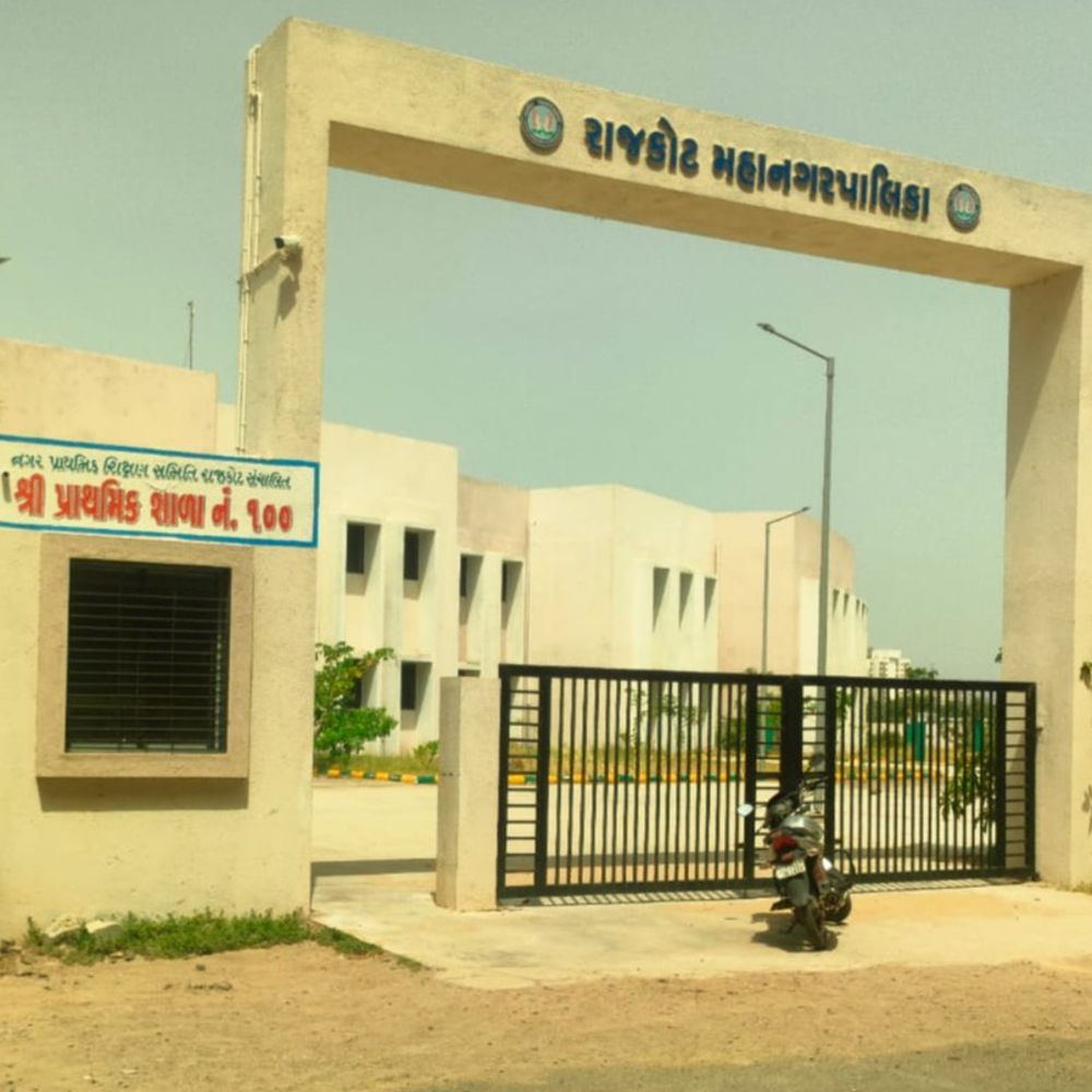 આ છે રાજકોટની પ્રથમ ઇંગ્લીશ મીડીયમ સરકારી માધ્યમિક હાઇટેક સ્કૂલ:ન્યૂ ભગવતીપરામાં રૂ.19 કરોડના ખર્ચે નિર્મિત શાળામાં 29 સ્માર્ટ ક્લાસ,ઇ લાઇબ્રેરી,સાયન્સ-કોમ્પ્યુટર લેબ,વિશાળ સ્પોર્ટ્સ ગ્રાઉન્ડ: પ્રથમ દિવસે જ 15 એડમિશન થઈ ગયા