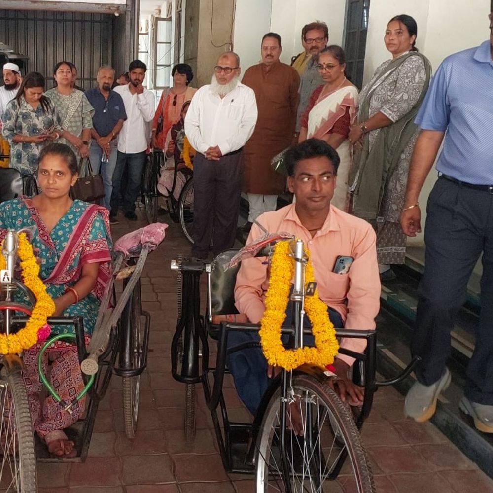 દિવ્યાંગ વ્યક્તિઓને ટ્રાઇસિકલનું વિતરણ:SSG હોસ્પિટલ ખાતે નિષ્ઠાવાન તબીબોનું સન્માન કરાયું, અસહાય લોકોના જીવનમાં પરિવર્તન લાવનારને ટોકન ઓફ લવ