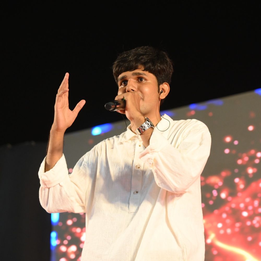 ગાંધીનગરના સેન્ટ્રલ વિસ્ટામાં સૂર-સંગીતની સુરાવલી રેલાઈ:મહાનગરપાલિકાની જલસા સ્ટ્રીટમાં બાળકલાકારોની કલા અને કુશલ ગઢવીના સૂર સાથે નગરજનો ઝૂમી ઉઠ્યા
