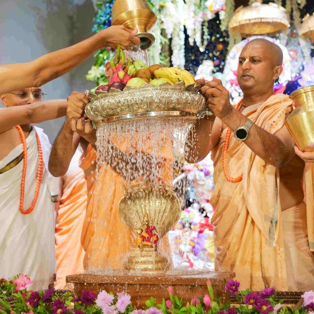 ભાડજ ઇસ્કોન મંદિરમાં શ્રી નરસિંહ જયંતિ મહોત્સવ ઉજવાયો:108 કળશ અને સાત પવિત્ર નદીઓના જળથી અભિષેક કરાયો