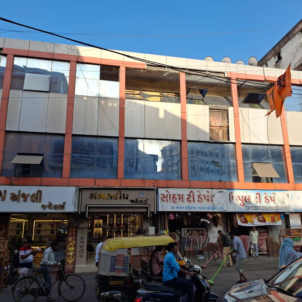 વલસાડ નગરપાલિકાની બારીના કાચ તૂટ્યા:જર્જરિત બિલ્ડિંગના ઉપરના માળથી કાચની આખેઆખી ફ્રેમ રોડ પર પડી, સદનસીબે જાનહાનિ નહીં