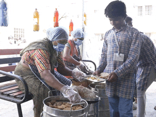 રાજકોટનાં હાઈટેક કિચનમાં 24,000 બાળકો માટે પૌષ્ટિક ભોજન તૈયાર.
