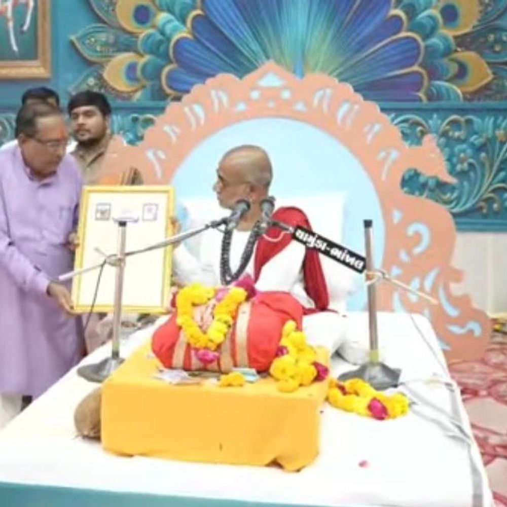મહંત રાધેકૃષ્ણ શાસ્ત્રીને 'રામદેવ શક્તિ પીઠાધીશ્વર' પદ મળ્યું:મોડાસામાં રામદેવ ભક્તિ માનસ કથા પૂર્ણાહુતિએ સન્માનપત્ર એનાયત