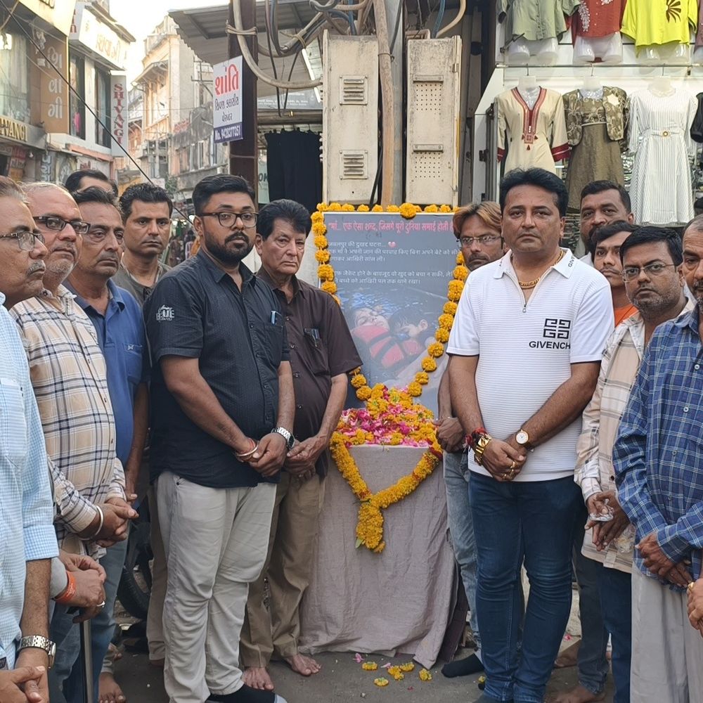 જબલપુર ઘટનાના મૃતકોને પોરબંદરમાં શ્રદ્ધાંજલિ અપાઈ:વેપારીઓએ મૌન પાળી માતા-પુત્રના નિધન પર શોક વ્યક્ત કર્યો