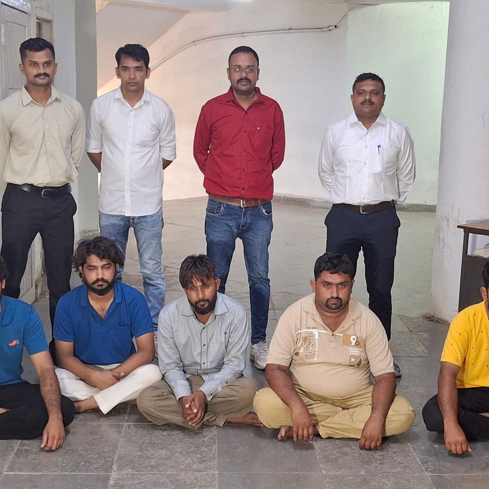 ‘માતાજીની કૃપાથી રોકાયેલા નાણાં બમણા થઈ જશે’:વલસાડના વૃદ્ધ પાસે 'અઘોરી બાબા' બની ઓનલાઈન ₹19.60 લાખ પડાવ્યા, મહીસાગરની પઠાણ ગેંગના 5ની ધરપકડ