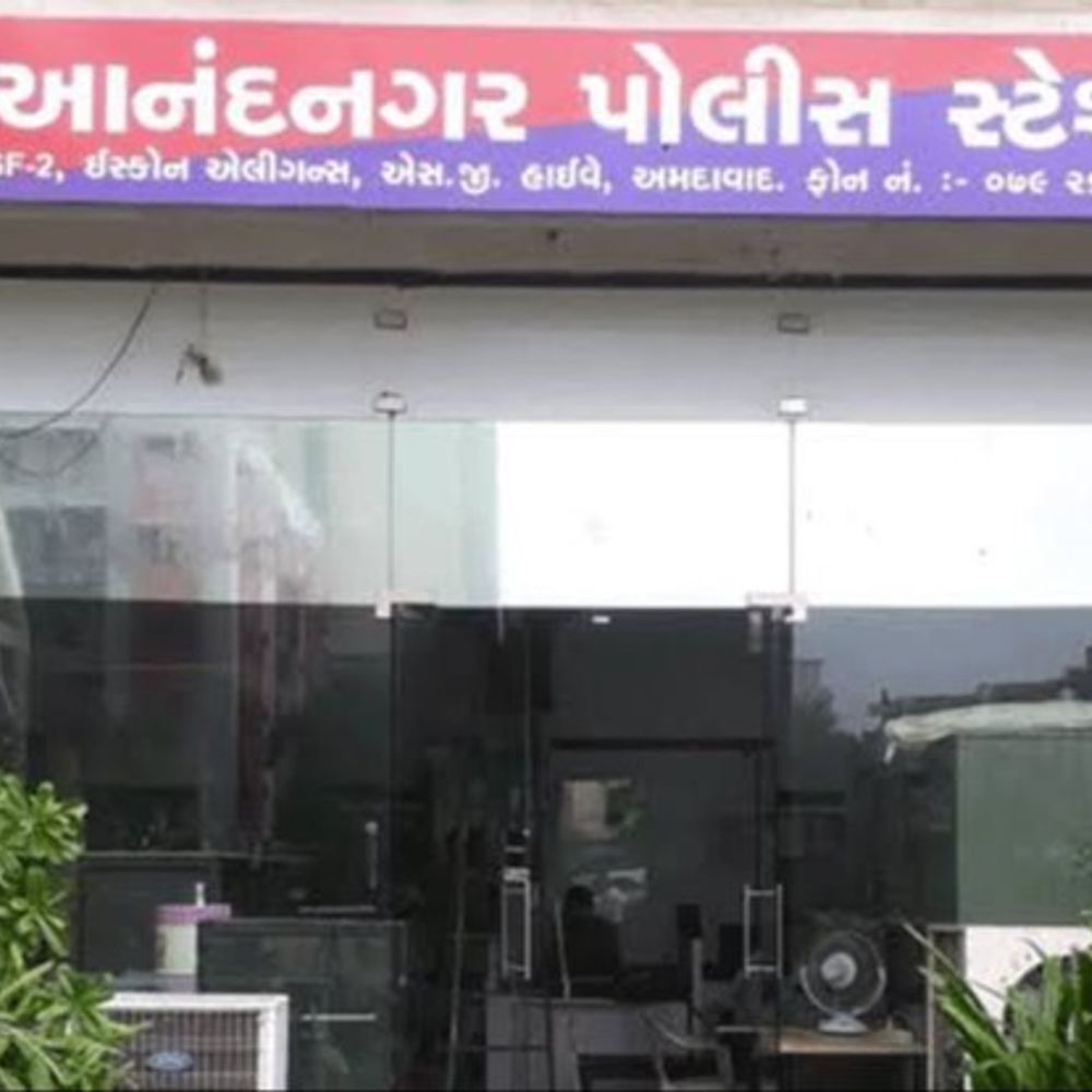 આનંદનગરમાં જ્વેલર્સએ લિફ્ટમાં પરણિતા સાથે શારિરીક અડપલા કર્યા:બંને ફોન અને મેસેજમાં વાતો કરતા, બાદમાં મહિલાએ બંધ કરી દીધી હતી; ફરિયાદ નોંધાઈ