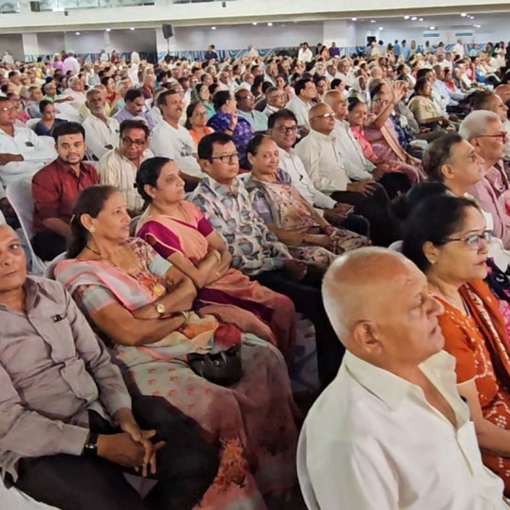 ‘વહુને ટોણાં મારવાનું છોડો, પૌત્ર-પૌત્રીને મોબાઈલથી દૂર કરી સંસ્કાર આપો’:સુરતમાં ડેપ્યુટી CMની વડીલોને ટકોર, હજારો સિનિયર સિટીઝનોને કાર્યક્રમમાં સામાજિક દૂષણો સામે લડવા હાકલ