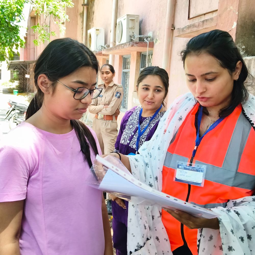 રાજકોટમાં 5,568 વિદ્યાર્થીઓની NEET પરીક્ષાનો પ્રારંભ:ઉનાળાના આકરા તાપમાં બાળકોની સાથે વાલીઓની પણ કસોટી, સૌરાષ્ટ્રના 33,303 ઉમેદવારોની માધ્યમિક શિક્ષક બનવા માટેની પ્રિલિમ્સ એક્ઝામ