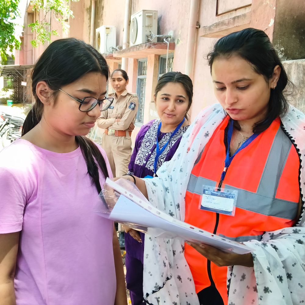 રાજકોટમાં 5,568 વિદ્યાર્થીઓની NEET પરીક્ષા લેવાઈ:ઉનાળાના આકરા તાપમાં બાળકોની સાથે વાલીઓની પણ કસોટી, સૌરાષ્ટ્રના 33,303 ઉમેદવારોની માધ્યમિક શિક્ષક બનવા માટેની પ્રિલિમ્સ એક્ઝામ