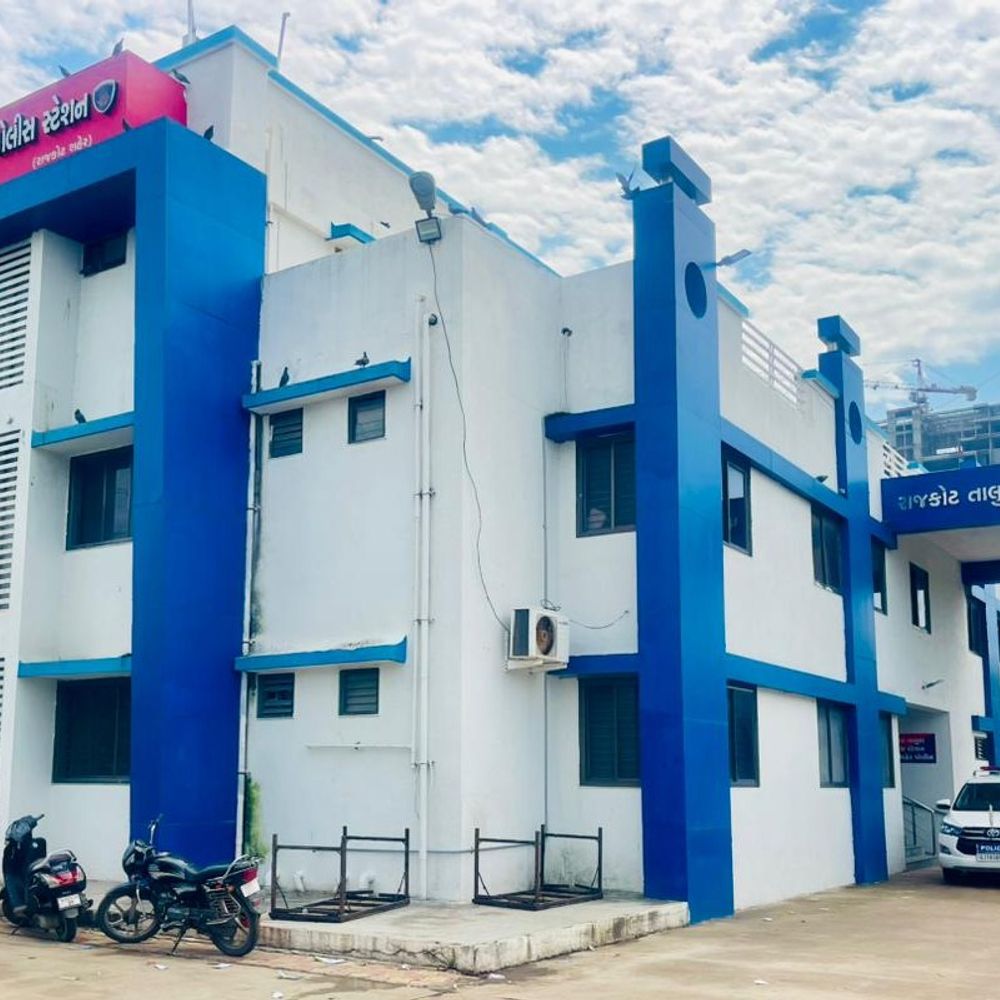 કૌટુંબિક બહેનના એક તરફી પ્રેમમાં પાગલ ભાઈની ધરપકડ:હાથમાં સગીરાના નામનું ટેટુ કરાવ્યું, સોશિયલ મીડિયામાં સ્ટેટ્સ મૂકતો, કેરોસીન છાંટી મારી નાખવાની ધમકી પણ આપી'તી