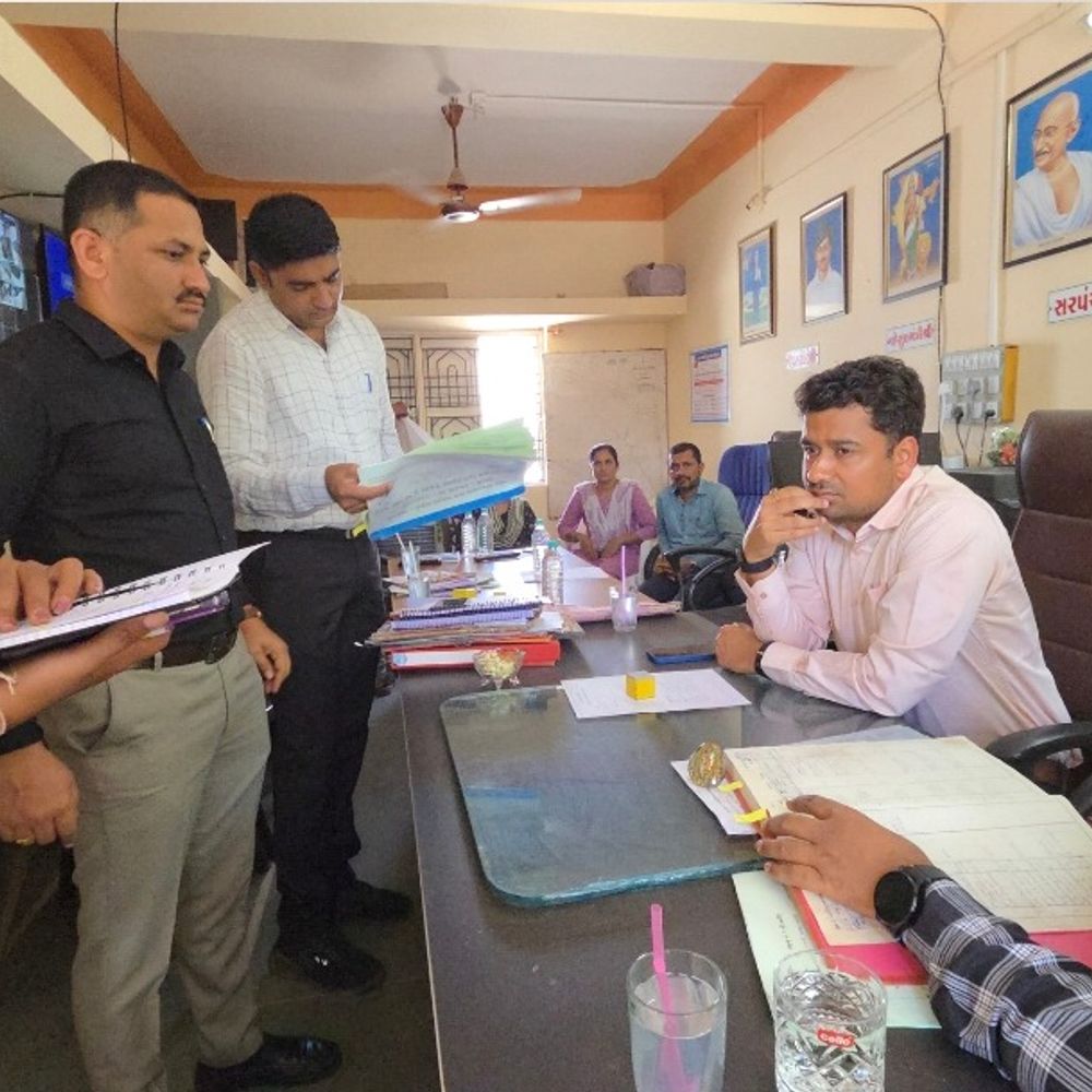 કલેક્ટર દ્વારા મુલાકાત:મોટા ગોખરવાળામાં જિલ્લા કલેકટરે બાળકોને અપાતા પૌષ્ટીક નાસ્તા, શૈક્ષણિક પ્રવૃતિઓની જાણકારી મેળવી