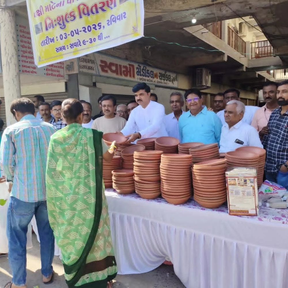 સુરેન્દ્રનગર કેમિસ્ટ એસોસિએશન દ્વારા અબોલ જીવો માટે પહેલ:પાણીના કુંડા, પક્ષીઘર, કીડિયારુંનું નિઃશુલ્ક વિતરણ કરાયું