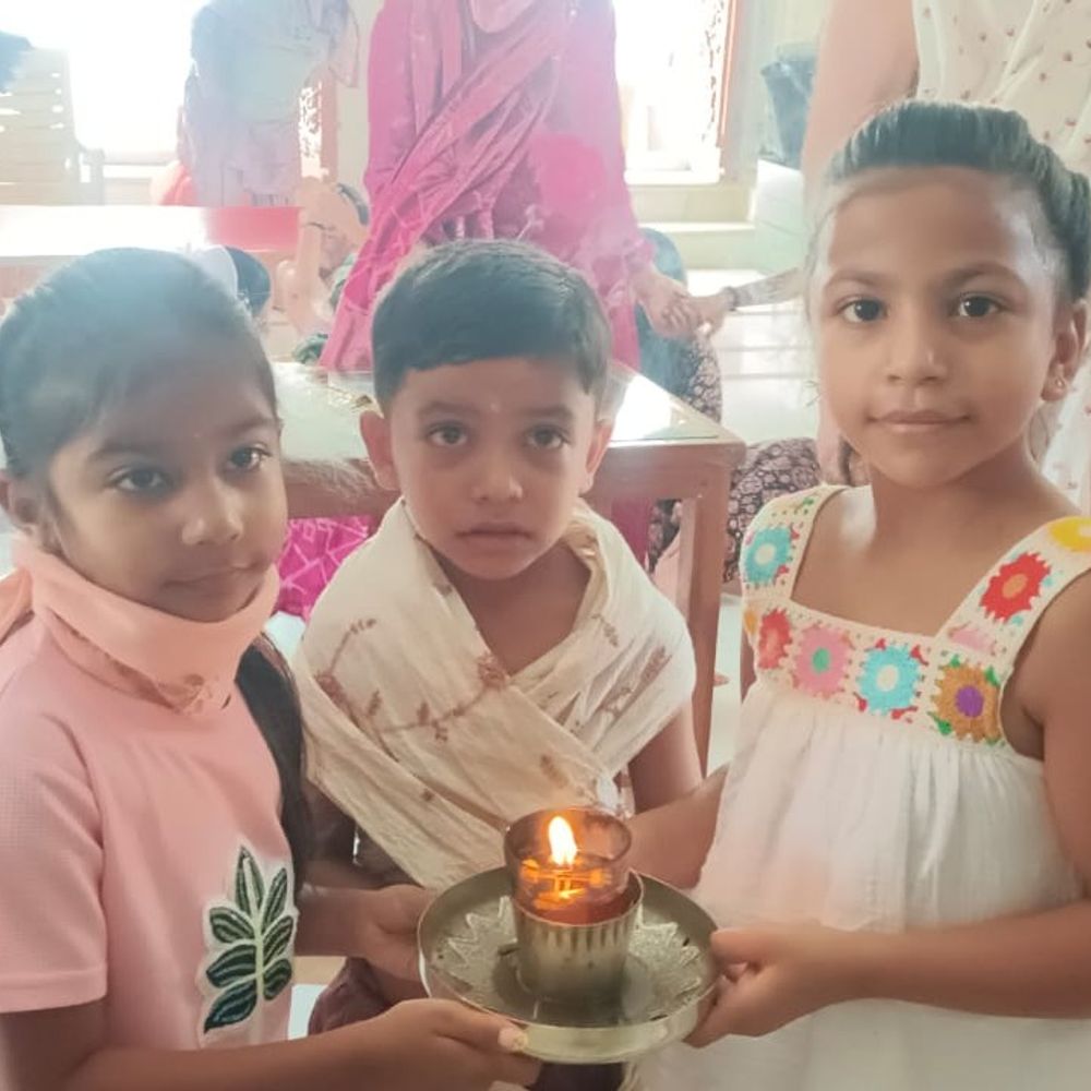 સુરેન્દ્રનગરમાં 390 થી વધુ બાળકોએ પક્ષાલ પૂજા કરી:સિલ્વર ગ્રુપ દ્વારા આદિનાથ જિનાલયમાં ધાર્મિક સંસ્કાર સિંચન