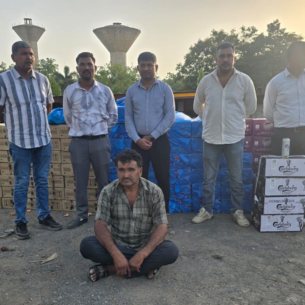 મોરબીમાં ટ્રકમાંથી 4608 દારૂ બોટલ ઝડપાઈ:LCBએ ચોર ખાનામાંથી 20.87 લાખનો મુદ્દામાલ જપ્ત કરી એકને પકડ્યો