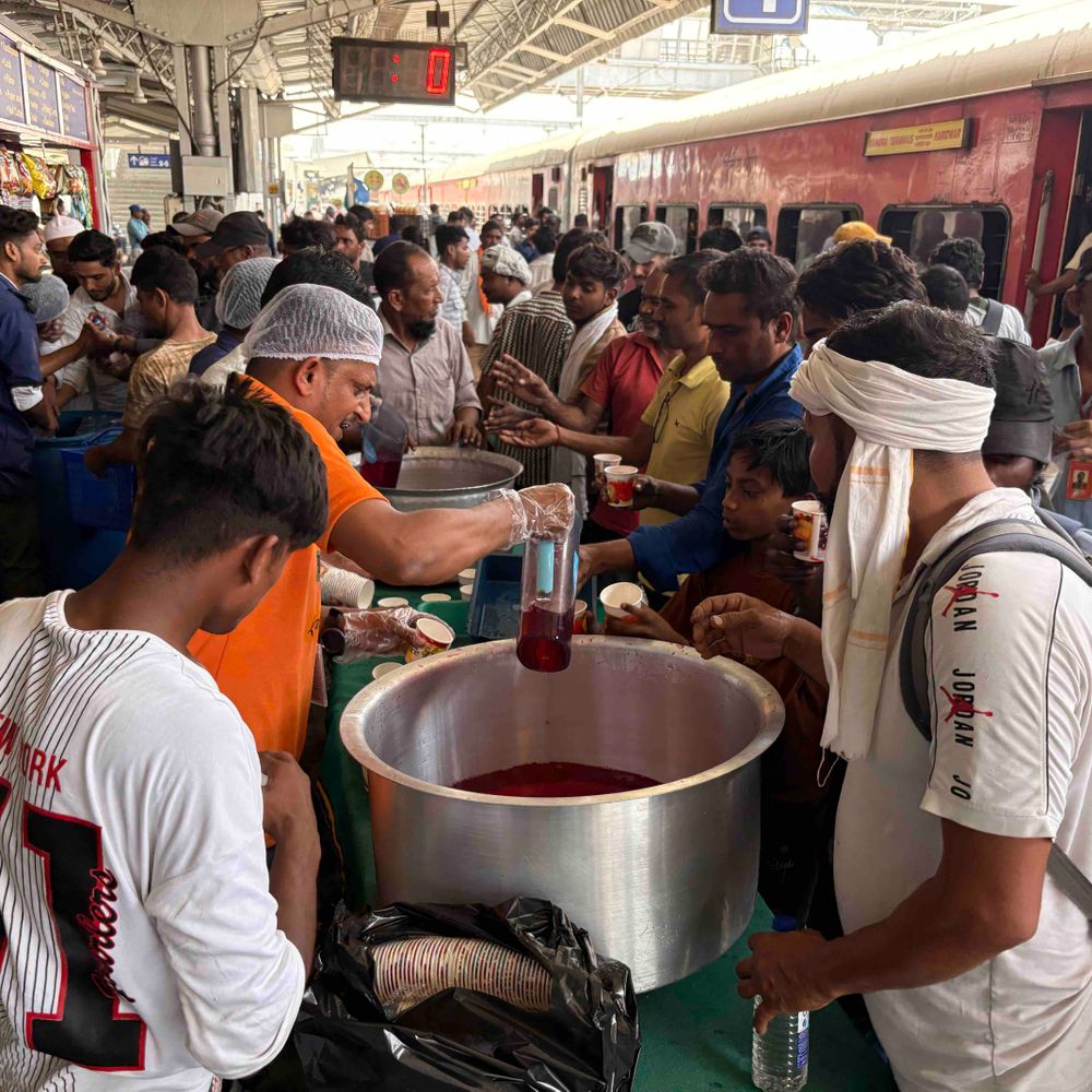 ગોધરા રેલવે સ્ટેશને મુસાફરોને ઠંડા શરબત-પાણી અપાયાં:કાળઝાળ ગરમીમાં વેન્ડરો અને અધિકારીઓએ સેવા આપી