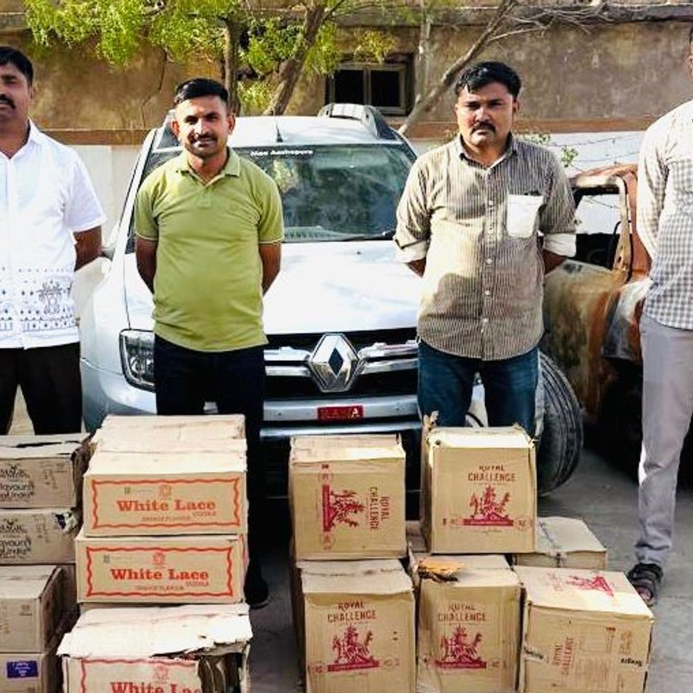 ધ્રાંગધ્રા પોલીસે દારૂ ભરેલી ડસ્ટર કાર ઝડપી:₹6.56 લાખનો મુદ્દામાલ જપ્ત, ત્રણ આરોપી ફરાર