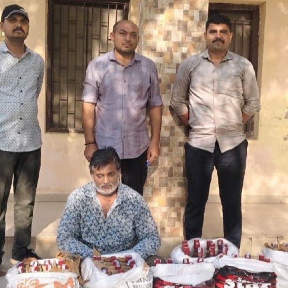 સુરેન્દ્રનગરમાં રહેણાક મકાનમાંથી દારૂ ઝડપાયો:LCBએ ₹46,648ના મુદ્દામાલ જપ્ત કર્યો, એકની ધરપકડ