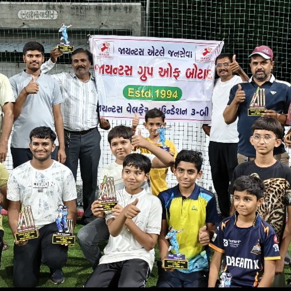 બોટાદમાં જાયન્ટસ ગ્રુપ દ્વારા બોક્સ ક્રિકેટ ટુર્નામેન્ટ યોજાઈ:બાળકો અને સભ્યોએ ઉત્સાહભેર ભાગ લીધો, વિજેતાઓને સન્માનિત કરાયા