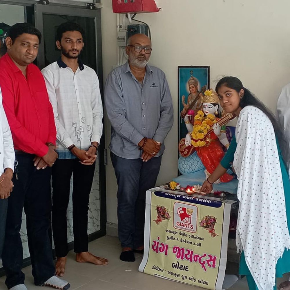 બોટાદમાં પુસ્તક પરબનું આયોજન કરાયું:માતૃભાષા અભિયાન અને યંગ જાયન્ટ્સ બોટાદના સહયોગથી આયોજન