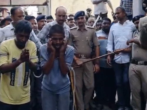 સુરતમાં murderer પિતા અને પુત્રોને પોલીસ દ્વારા લાકડીઓથી માર.