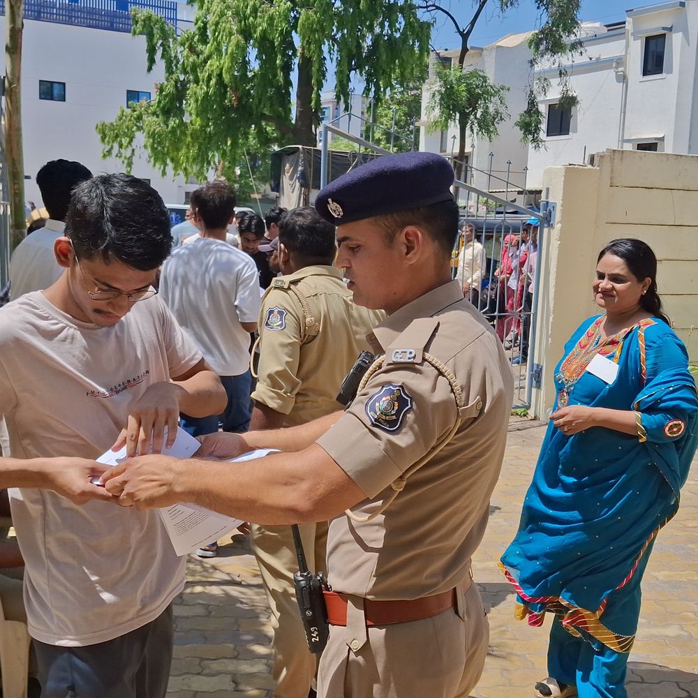 વલસાડમાં NEET પરીક્ષા શરૂ: 3252 વિદ્યાર્થીઓ:10 કેન્દ્રો પર સઘન ચેકિંગ બાદ પ્રવેશ અપાયો