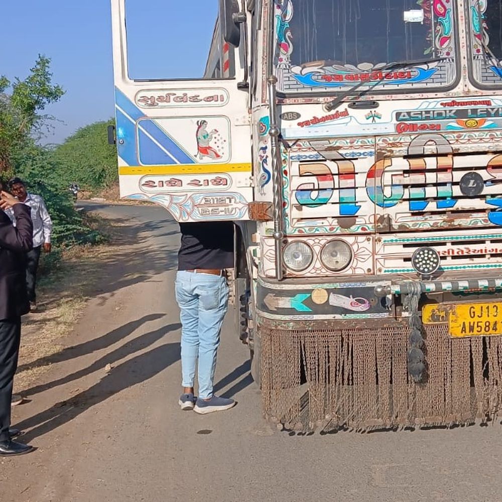 ચોટીલામાં ગેરકાયદેસર બ્લેકટ્રેપનું ડમ્પર ઝડપાયું:રોયલ્ટી પાસ વગરના વાહનમાંથી ₹40.20 લાખનો મુદ્દામાલ જપ્ત