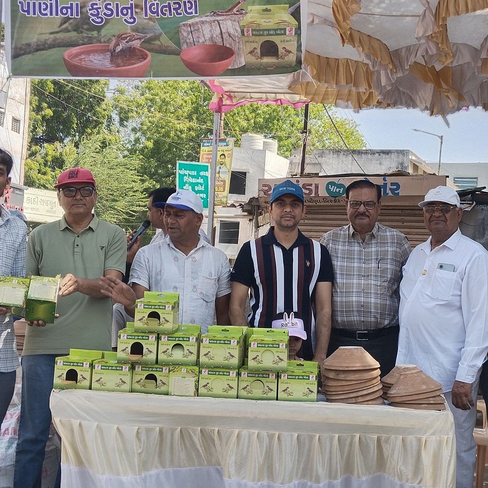 બોટાદમાં પક્ષીઓ માટે માળા-કુંડાનું વિતરણ:જાયન્ટસ ગ્રુપ દ્વારા ઉનાળામાં પશ્રીઓને આશ્રય અને પાણીની વ્યવસ્થા કરાઈ