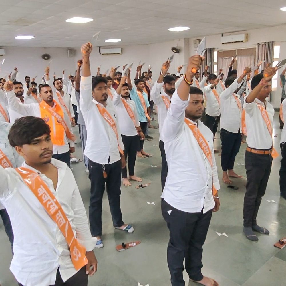 વેરાવળમાં બજરંગ દળનો ત્રિશુલ દીક્ષા સમારોહ યોજાયો:200થી વધુ યુવાનો જોડાયા, શહેરમાં પથસંચલન કરાયું