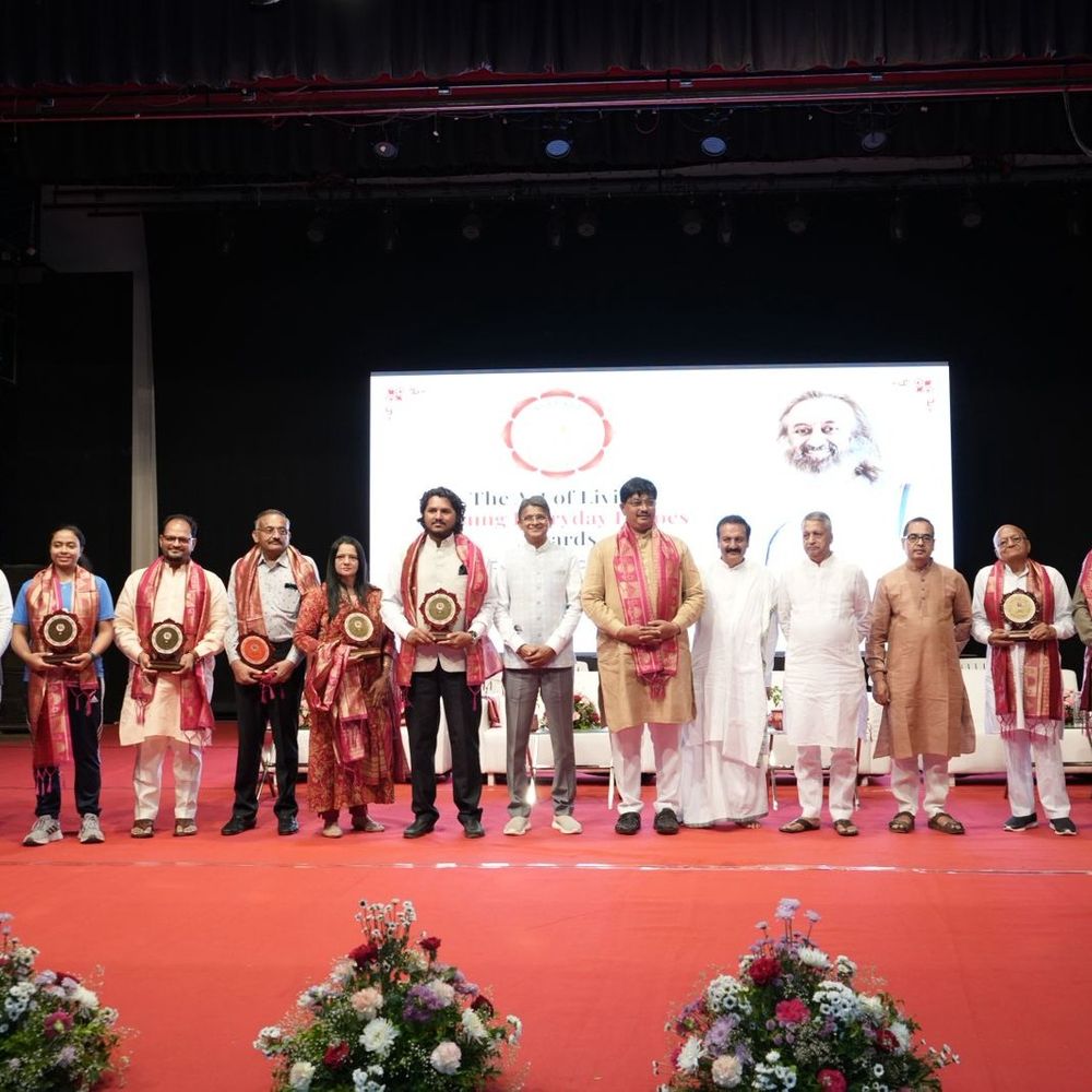 આર્ટ ઓફ લિવિંગ દ્વારા ‘અનસંગ એવરીડે હીરોઝ એવોર્ડ્સ’:અમદાવાદ, ગાંધીનગર, મહેસાણા અને સુરેન્દ્રનગર જિલ્લાના પ્રેરણાદાયી કાર્યકરોને ગૌરવભેર સન્માન
