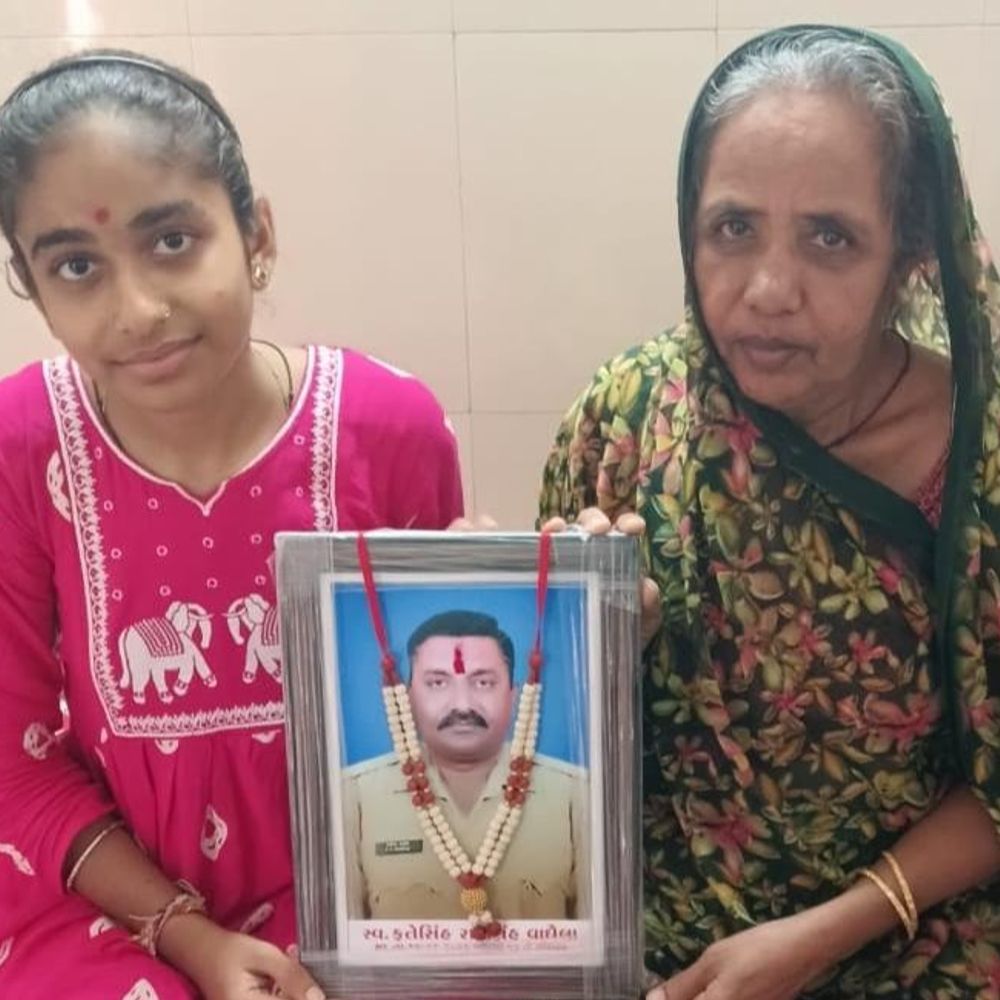 પરીક્ષા સમયે પિતા ગુમાવ્યા છતાં બે દીકરીએ હાર ના માની:ધો.12 વિજ્ઞાન પ્રવાહનું 93.96% અને સામાન્યનું 93.69% પરિણામ, મજૂરી કરતા પરિવારની બે દીકરી સફળતા મળતા ભાવુક થઈ