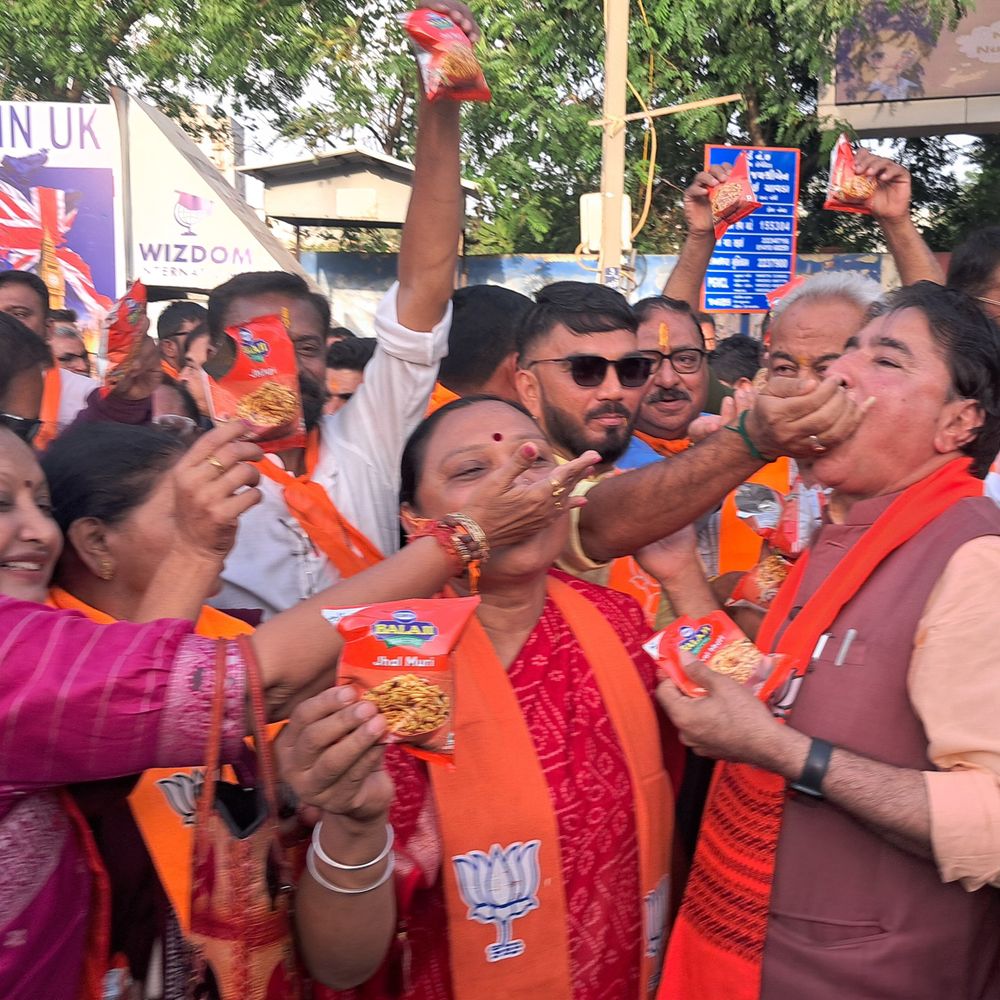 રાજકોટમાં ભવ્ય વિજયોત્સવ:ભાજપ આગેવાનોએ 'ઝાલમુરી' ખાઈને પ.બંગાળ સહિતના રાજ્યોની જીત વધાવી, રાજુ ધ્રુવે કહ્યું- હવે બંગાળની જનતા ભયમુક્ત થઈ