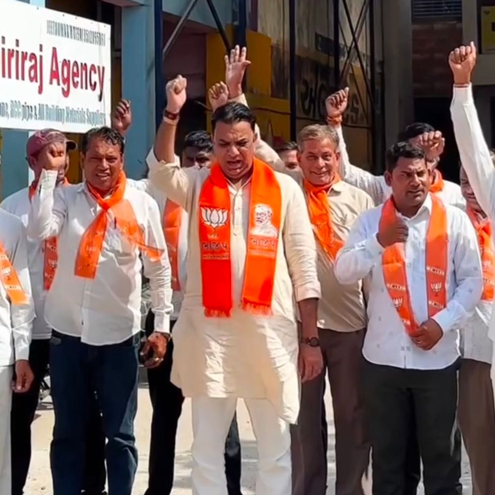 પશ્ચિમ બંગાળમાં ભાજપની જીત: પંચમહાલમાં ઉજવણી:કાર્યકરોએ ફટાકડા ફોડી, મોં મીઠું કરાવી ખુશી વ્યક્ત કરી