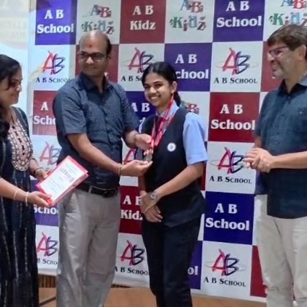 નવસારી AB સ્કૂલનું ધોરણ 12 વિજ્ઞાન પ્રવાહમાં ઉત્કૃષ્ટ પ્રદર્શન:ઋષિતા પટેલ જિલ્લામાં પ્રથમ, ઈશાન કાપડિયાને GUJCETમાં 120માંથી 120 ગુણ