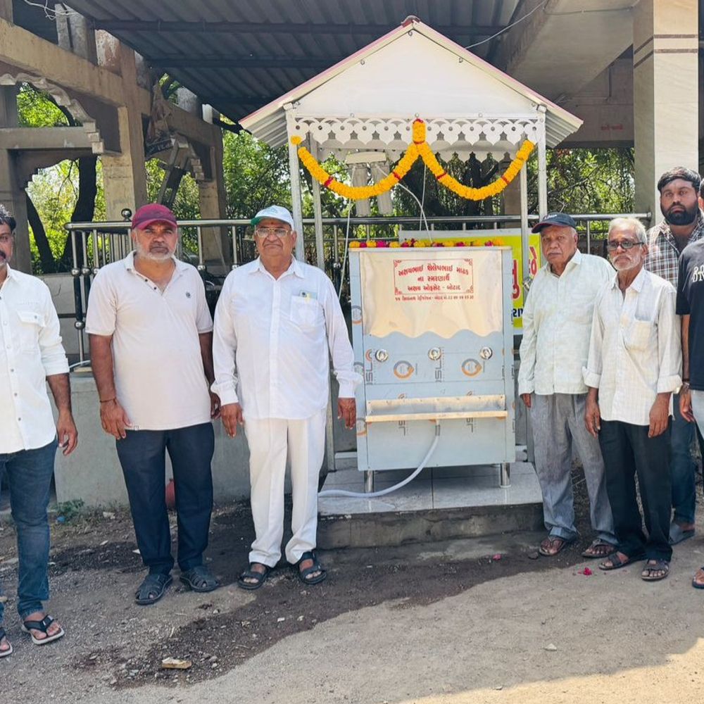 બોટાદ મુક્તિધામમાં ઠંડા પાણીનું કૂલર મુકાયું:સ્વ. અક્ષય માઢકની પ્રથમ પુણ્યતિથિએ પરિવાર દ્વારા ભેટ
