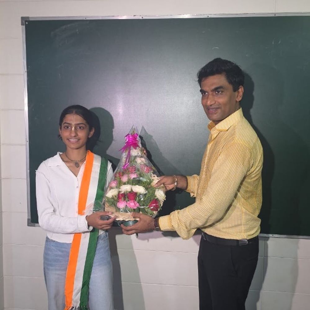 આર્થિક સંકડામણ હોવા છતાં દીકરી બની સાયન્સ ટોપર:અક્ષરાએ કોમર્સમાં તોડ્યો ઐતિહાસિક રેકોર્ડ, સુરતમાં મહેનતકર્ષ પિતાના સંતાનોએ પરીક્ષામાં ઇતિહાસ રચ્યો