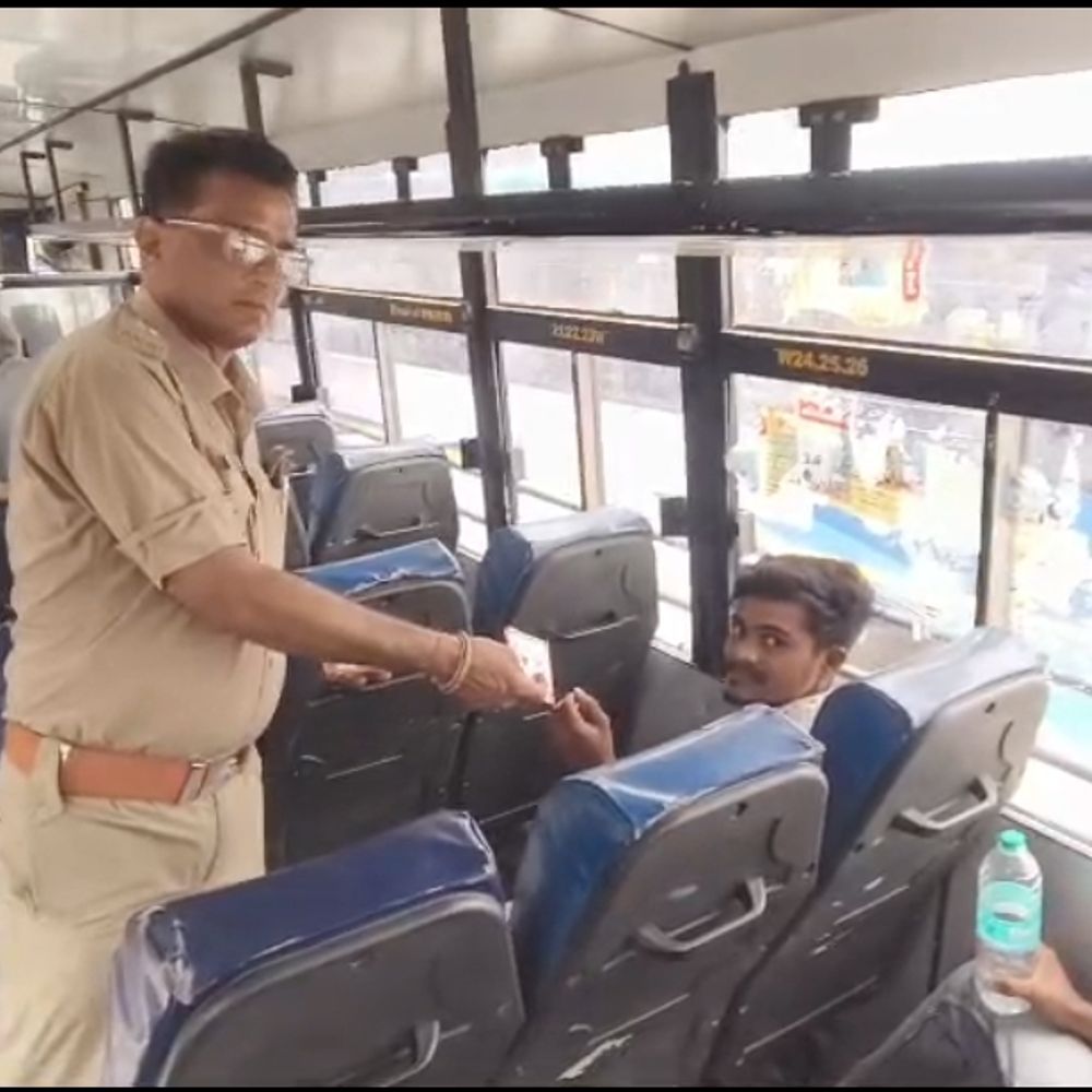 મુસાફરો, ડ્રાઇવર, કંડક્ટરોને ORS અપાયું‎:ગરમીને લઈને પોરબંદરનાં એસટી ડેપોમાં ORS પેકેટનું વિતરણ