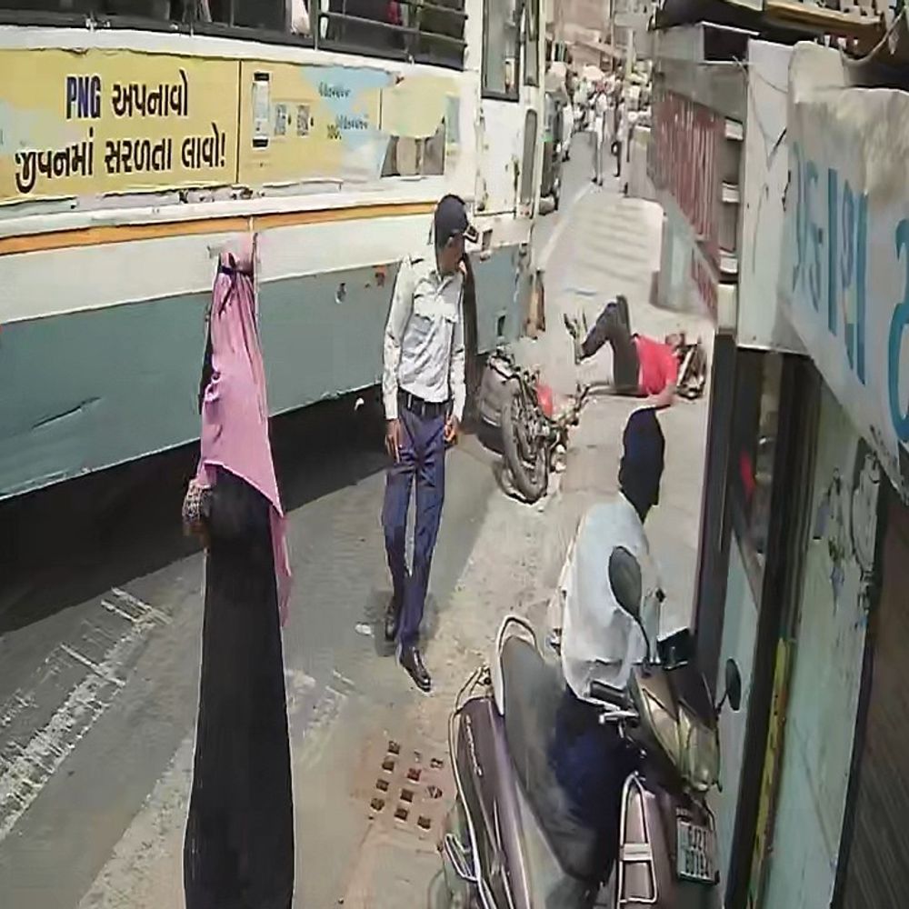 નવસારી ST ડેપો પાસે બસ-બુલેટ અકસ્માત:યુવાન બસ નીચે આવતા રહી ગયો, માથામાં ગંભીર ઈજા; CCTV સામે આવ્યા