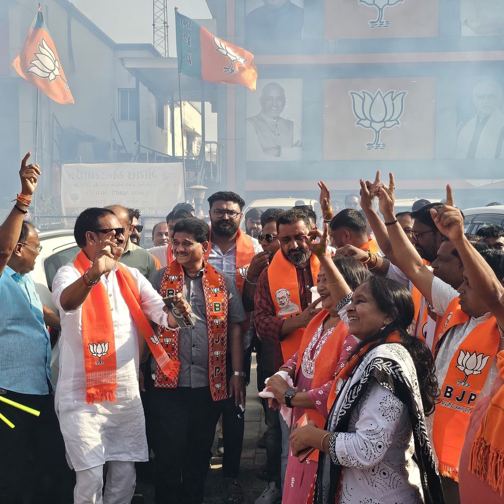 પશ્ચિમ બંગાળમાં ભાજપની જીત:વલસાડ ભાજપ કાર્યાલયે ફટાકડા ફોડી, ઝાલમુરી સાથે વિજયોત્સવ ઉજવાયો