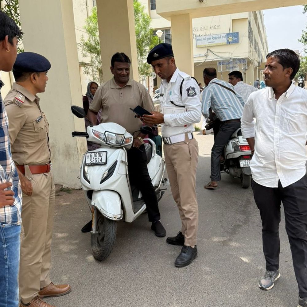 હિંમતનગરમાં કલેક્ટર-જિલ્લા પંચાયત કચેરીએ ટ્રાફિક પોલીસની ડ્રાઇવ:હેલ્મેટ વિનાના પાંચ વાહનચાલકોનેરૂ. 3000નો દંડ ફટકાર્યો