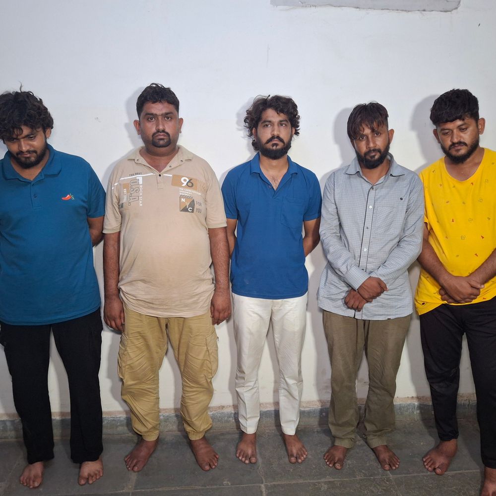 વૃદ્ધ સાથે છેતરપિંડી કરનાર 5 દિવસના રિમાન્ડ પર:પૈસા બમણા કરવાની લાલચ આપી સિનિયર સિટીઝન પાસે ₹19.60 લાખ પડાવ્યા, પાંચેય આરોપીને કોર્ટમાં રજૂ કરાયા