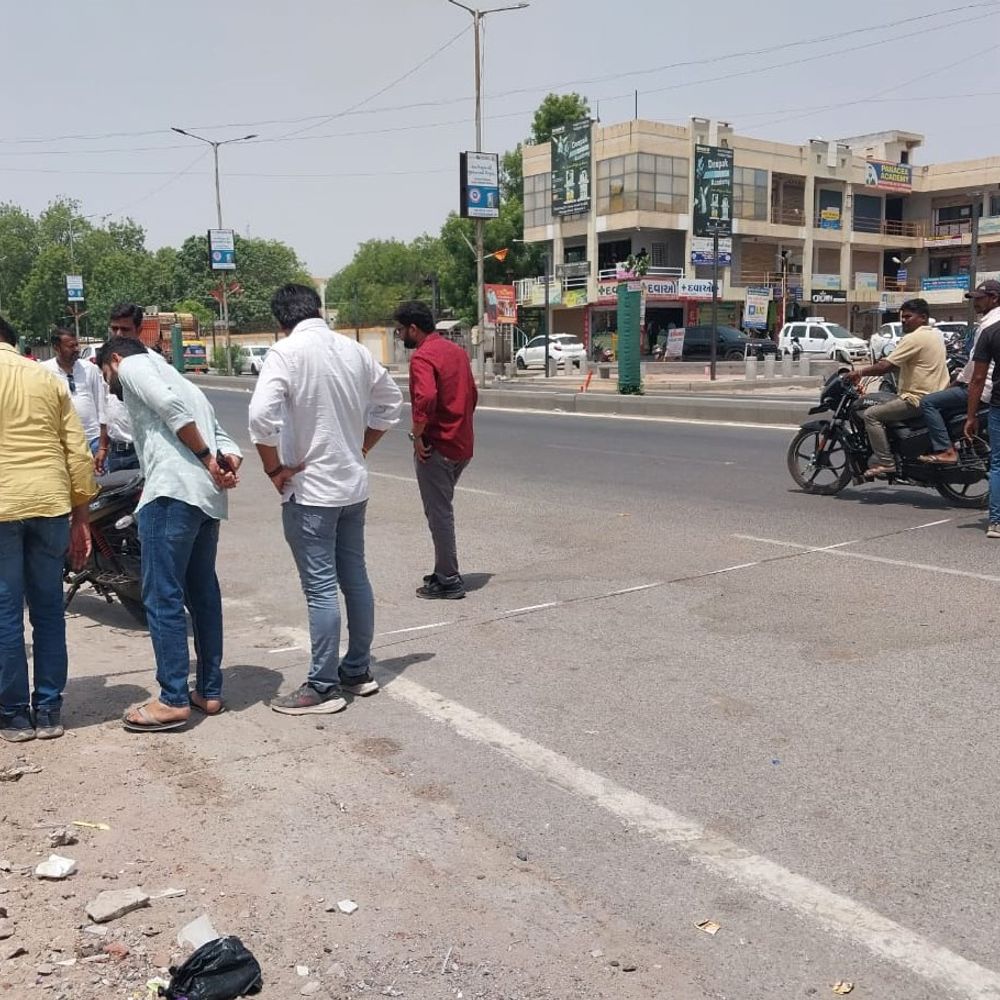મહેસાણામાં માનવ આશ્રમથી હૈદરી ચોક સુધીના દબાણ હટાવવા ડીમાર્ગેશન શરૂ:આઇકોનિક રોડ સહિતના કામોને આગળ ધપાવવા ડે. મ્યુન. કમિશનર સહિતની ટીમ રોડ પર ઉતરી