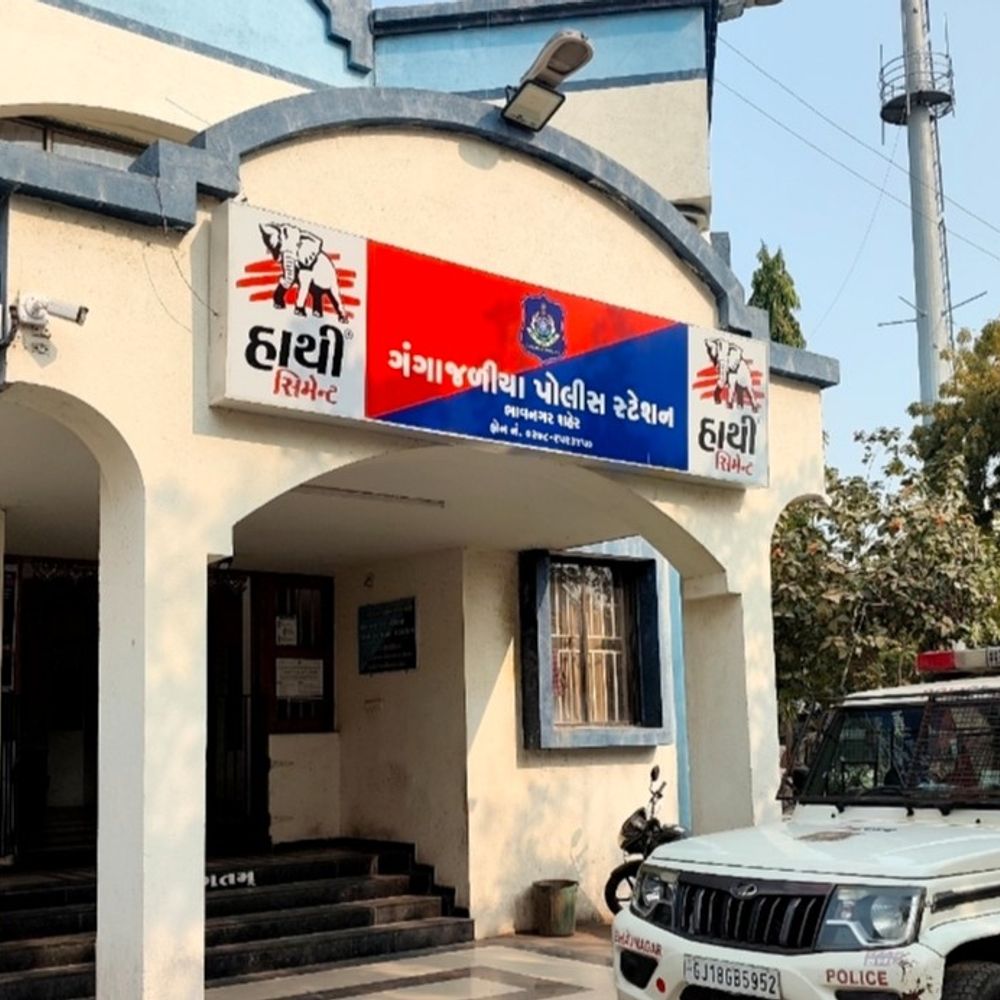 'હવે જો ઘરમાંથી બહાર નીકળ્યો તો તને જાનથી મારી નાખીશું':શેરીમાં ક્રિકેટ રમવાની ના પાડતા બે શખ્સોનો યુવક પર છરીથી હુમલો, ગંગાજળિયા પોલીસ મથકમાં બે સામે ફરિયાદ