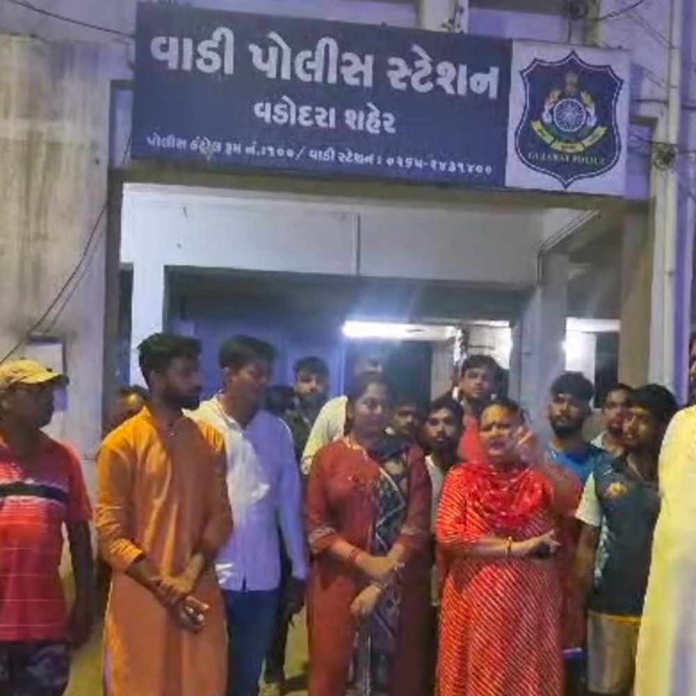 વડોદરામાં સગીરા સાથે થિયેટરમાં છેડતી:સિનેમાર્ક વિહાર થિયેટરમાં પરિવાર સાથે ફિલ્મ જોવા ગયેલી 14 વર્ષની સગીરા સાથે બે યુવકોએ છેડતી અને અશ્લીલ હરકતો કરી, કડક કાર્યવાહીની માંગ