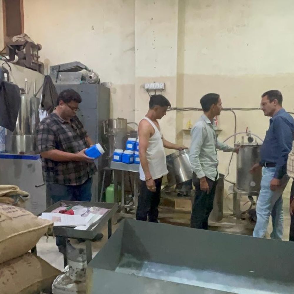 રાજકોટમાં પનીર અને દૂધમાં બેફામ ભેળસેળ:પનીરમાં મિલ્ક ફેટના બદલે પામતેલ ! બે મિલાવટી નમુના ફેઇલ, ફૂલ ક્રિમ મિલ્કમાં જ ક્રિમ ઓછું નીકળ્યું, અસલી અને એનાલોગ પનીરનાં બોર્ડ વેપારીઓ લગાવતા નથી