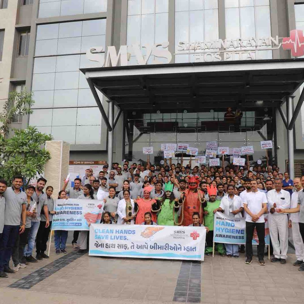 SMVS હોસ્પિટલે ગાંધીનગરમાં વોકાથોન યોજી:'જર્મ્સ'ને કેદ કરીને સ્વચ્છતાનો સંદેશ આપ્યો, મોટી સંખ્યામાં લોકો જોડાયા