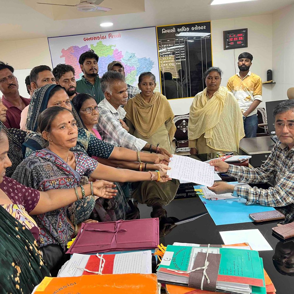 પાલનપુરના ધંધાર્થીઓની સર્વિસ રોડ દબાણ મુદ્દે રજૂઆત:વારંવારની હેરાનગતિ સામે કલેક્ટરને આવેદનપત્ર પાઠવી વૈકલ્પિક વ્યવસ્થાની માંગ
