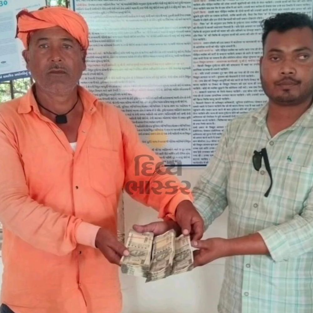 ગોધરામાં રેલકર્મીએ ઈમાનદારીનું ઉદાહરણ પૂરું પાડ્યું:ટ્રેક પરથી મળેલી ₹1.30 લાખ રોકડ સહિતની બેગ મુસાફરને પરત કરી