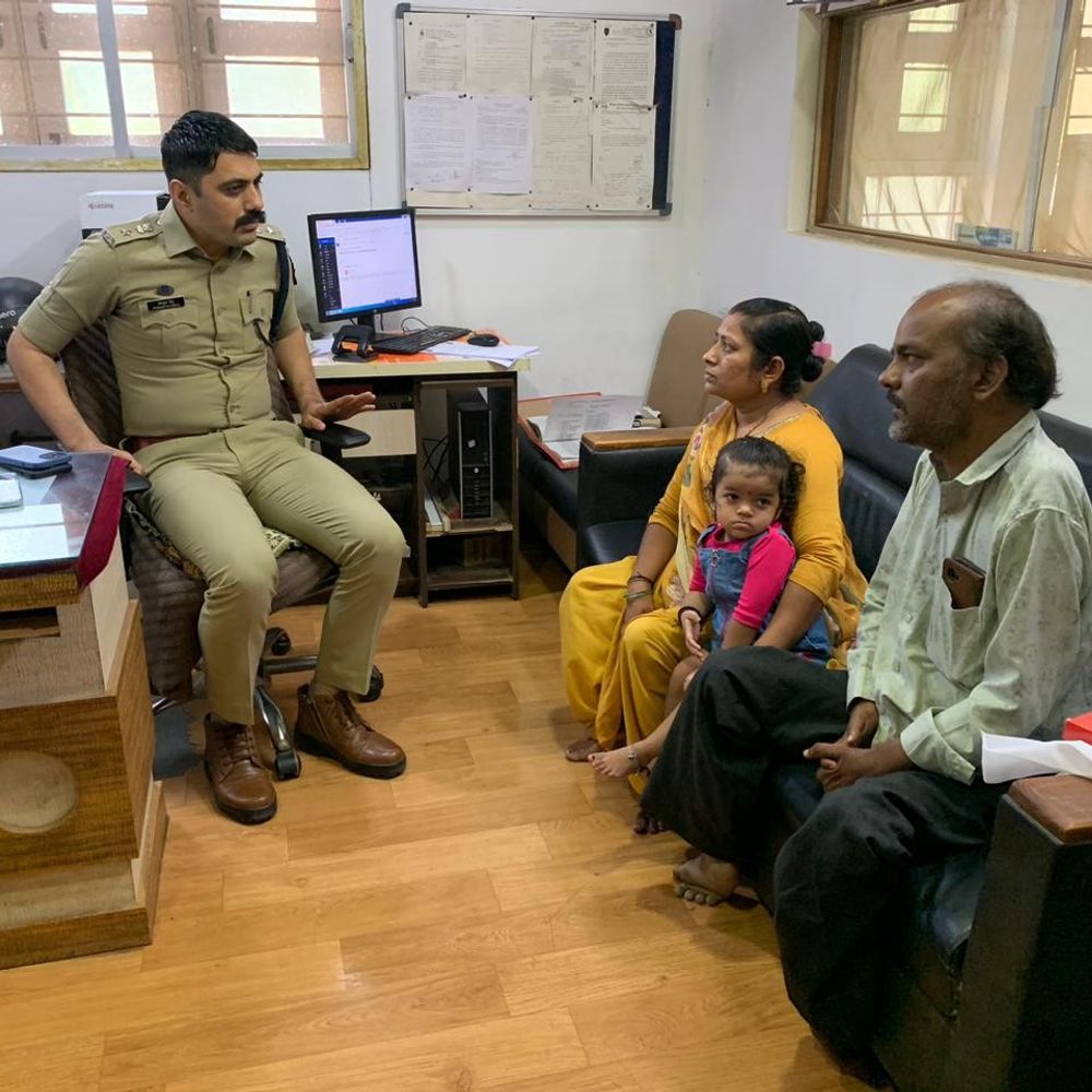 વિકલાંગ દંપતીને જમીનના દસ્તાવેજો પરત મળ્યા:સુરેન્દ્રનગર SP પ્રેમસુખ ડેલુએ મધ્યસ્થી કરી ન્યાય અપાવ્યો