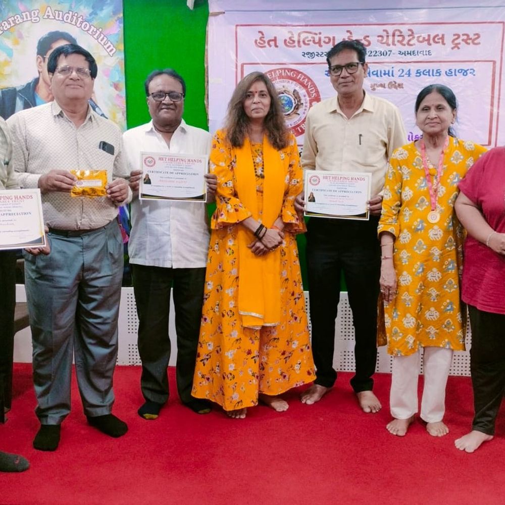 હેત હેલ્પિંગ હેન્ડ્સ ટ્રસ્ટ દ્વારા કાર્યક્રમ:સિનિયર સિટીઝન અને યુવાન કલાકારોને સર્ટિફિકેટ, મેડલ આપી સન્માનિત કરાયા