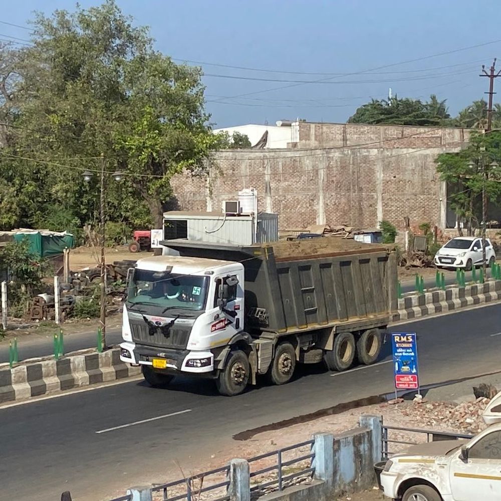 વલસાડમાં ઓવરલોડ ડમ્પર સામે કાર્યવાહીની માંગ:સુરત જેવો સપાટો બોલાવવા કલેક્ટરને આવેદનપત્ર